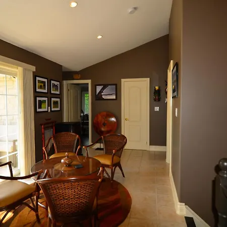Explorer House Bed & Breakfast-3